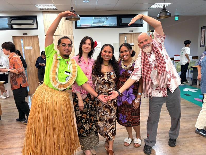 幸雅各院長（右1）表示，此次活動希望提供師生一個溫馨且具國際氛圍的交流場域，透過各國學生熱情分享家鄉料理與傳統服飾，讓與會者彷彿置身於環球旅行。