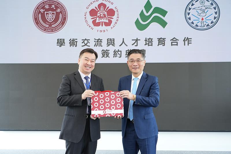 崑山科大李天祥校長（左）、成功大學沈孟儒校長（右）互贈禮品。（成大新聞中心提供）