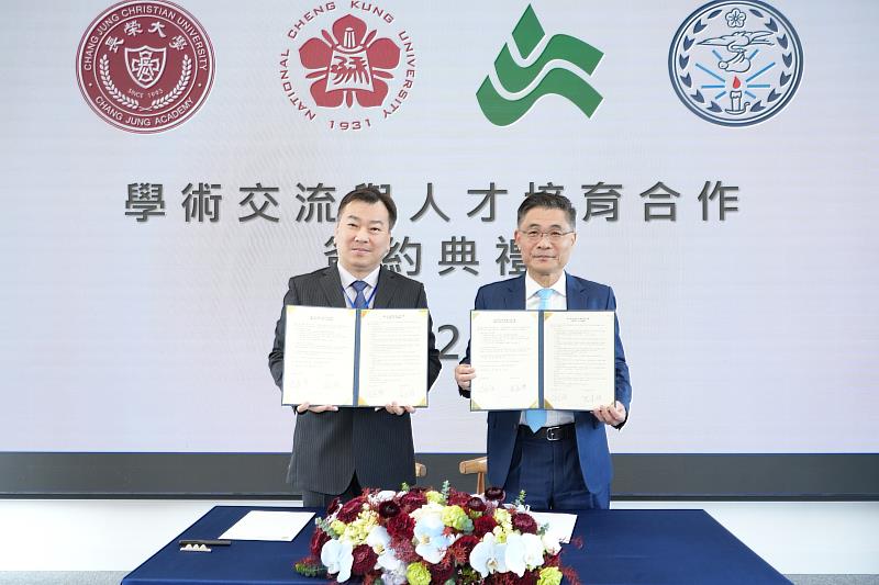 崑山科大李天祥校長（左）、成功大學沈孟儒校長（右）代表兩校簽約，共推人才培育。（成大新聞中心提供）
