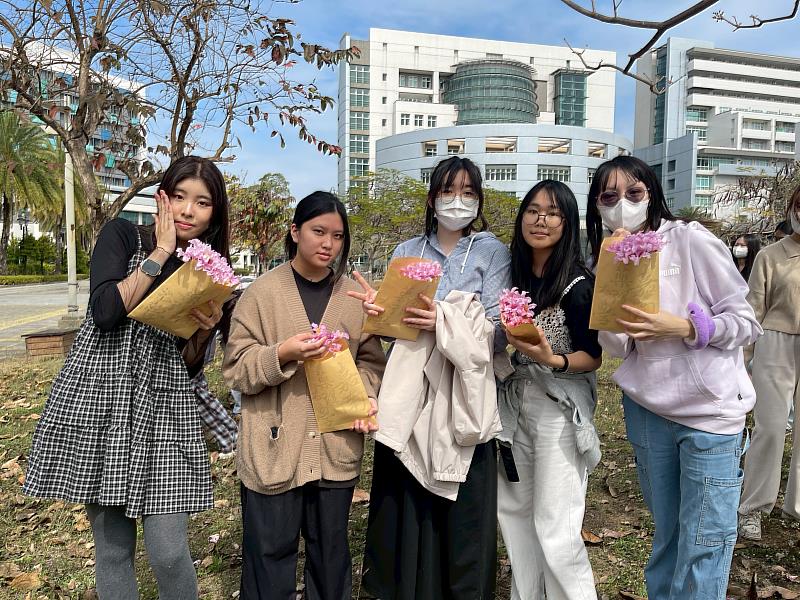 學員們採集風鈴花準備回實驗室做出專屬自己的保養品。