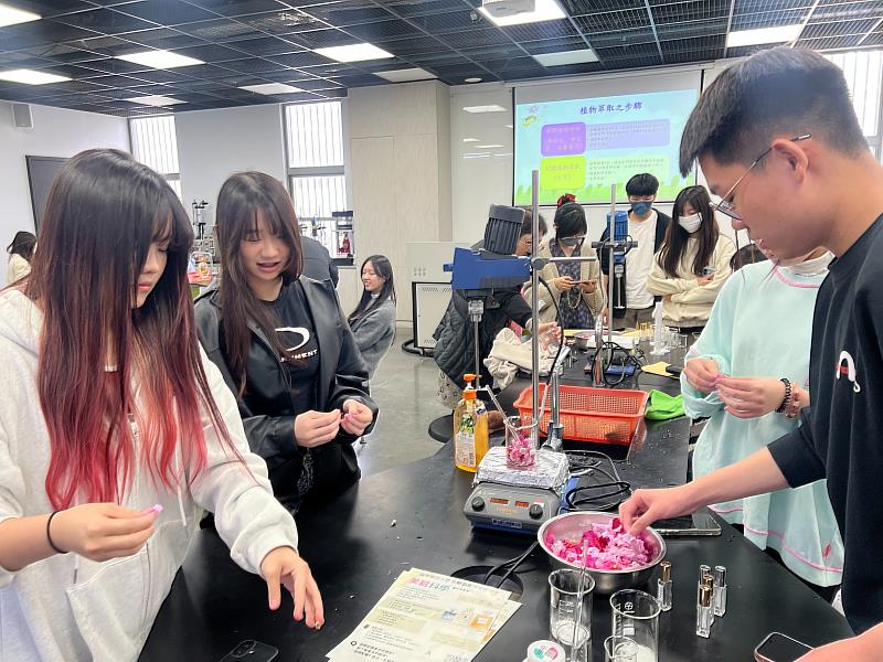 回到實驗室學員們以水粹方式萃取出植物精華。