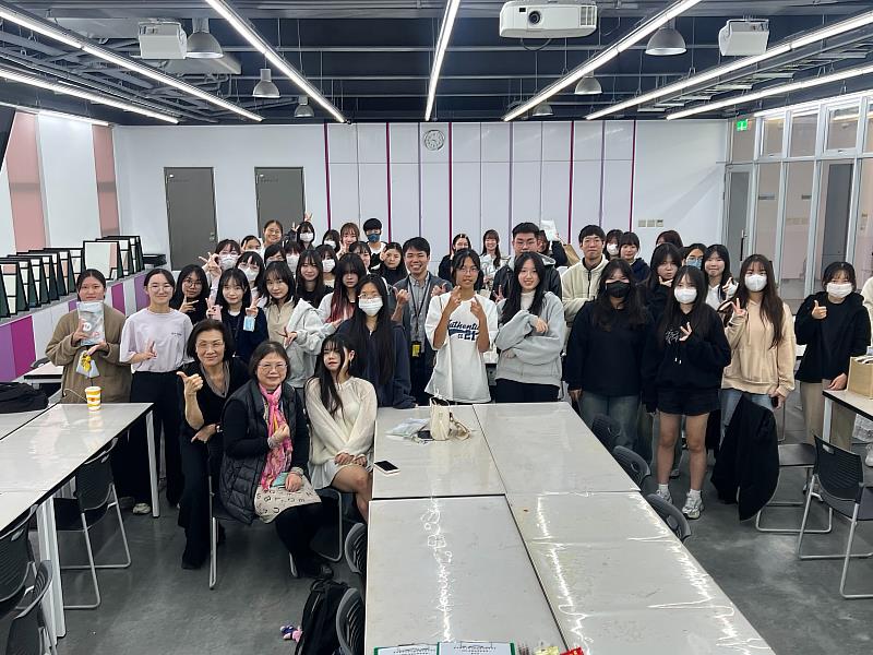 嘉藥粧品系舉辦「2026美粧科學創意營：一日變身美粧科學家」活動，吸引眾多高中職生報名參加。