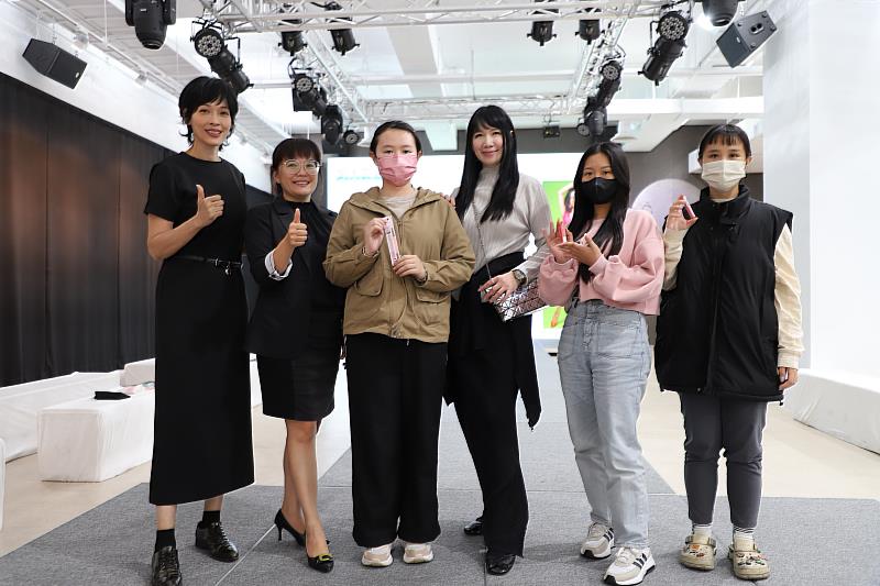 獲贈小禮物同學與劉美雲老師（右3）合影。