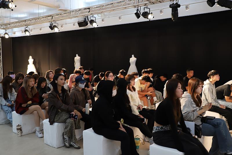 學生踴躍參加講座。