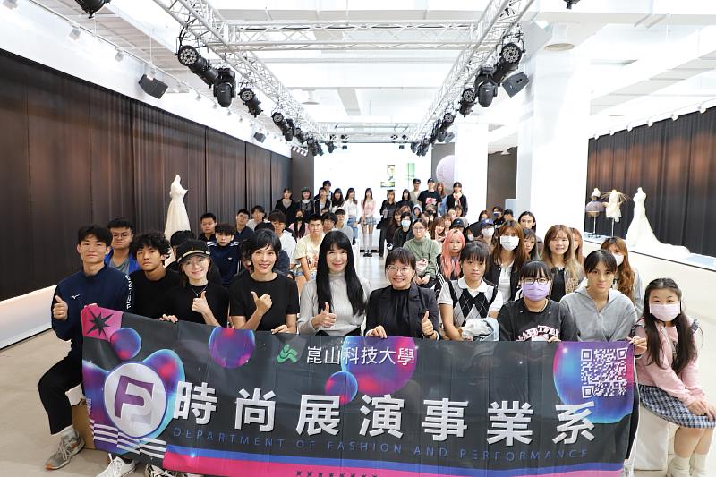 時尚系舉辦「職場專家系列講座」,邀請校友劉美雲(前排左4)分享職涯經歷。