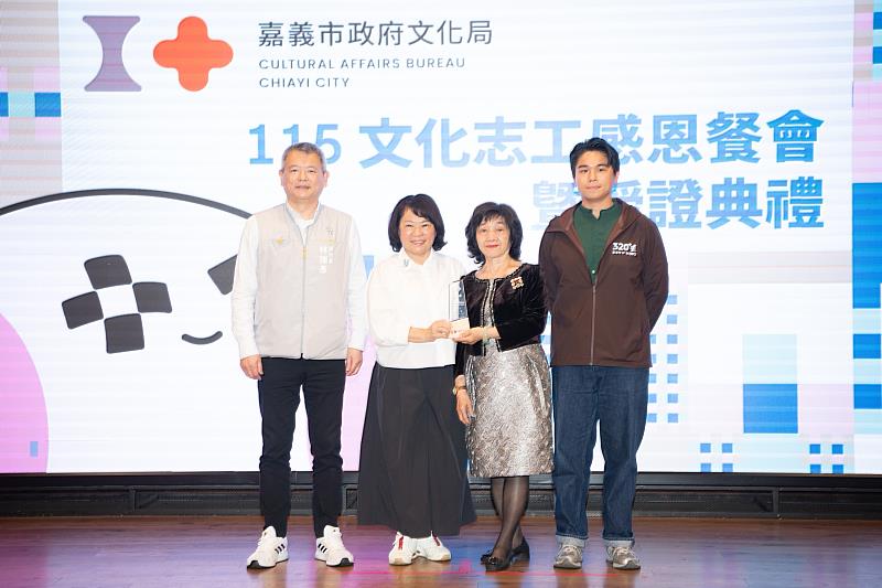 黃敏惠市長特別頒發獎項恭賀博物館組志工王彗鐘老師榮獲中華民國志願服務協會「全國志工最高榮譽獎」第30屆金駝獎。