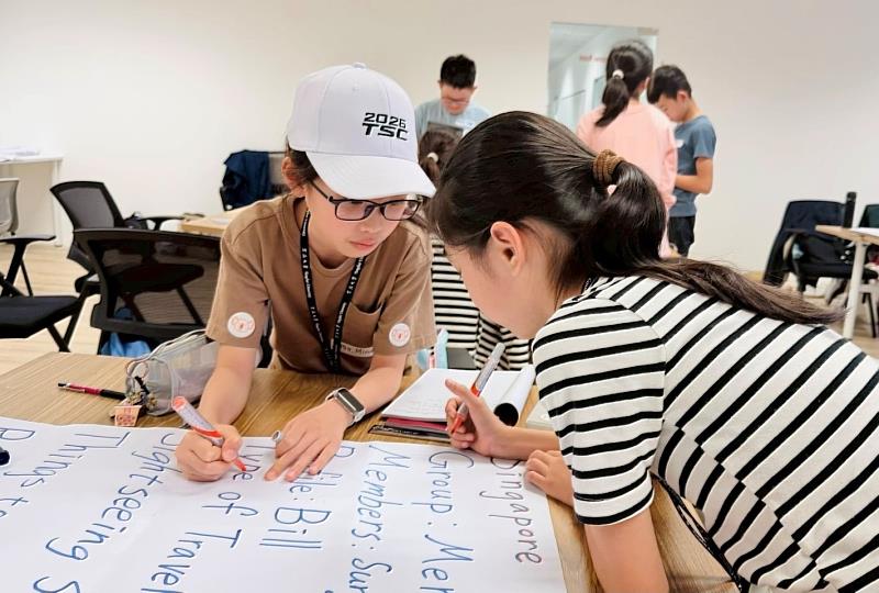 透過這場「大手牽小手」的跨國學習旅程，期盼為偏鄉學童植入「走向世界」的基因。