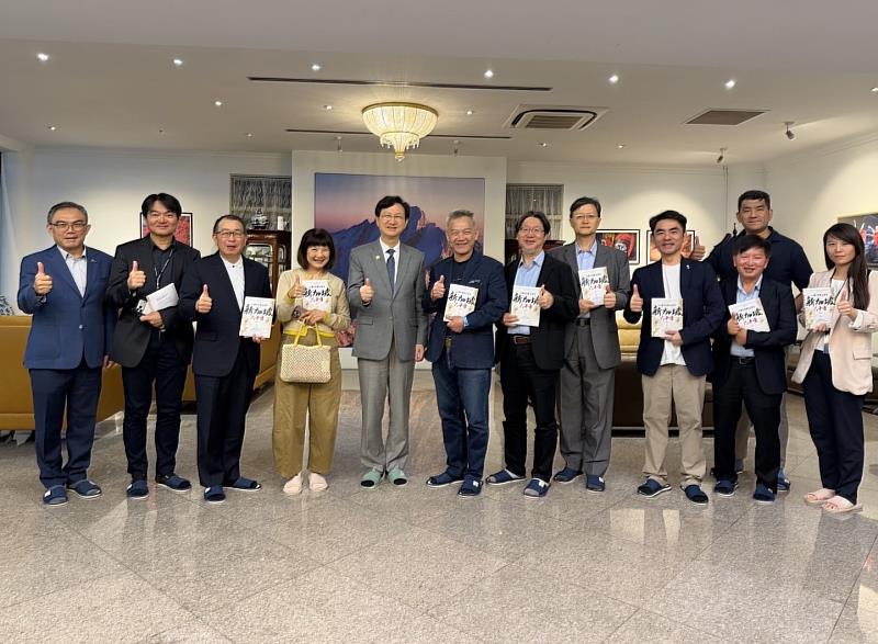 駐新加坡代表童振源大使（左5）肯定本次論壇對偏鄉教育所帶來的深遠意義，是實踐「教育外交」的具體展現。