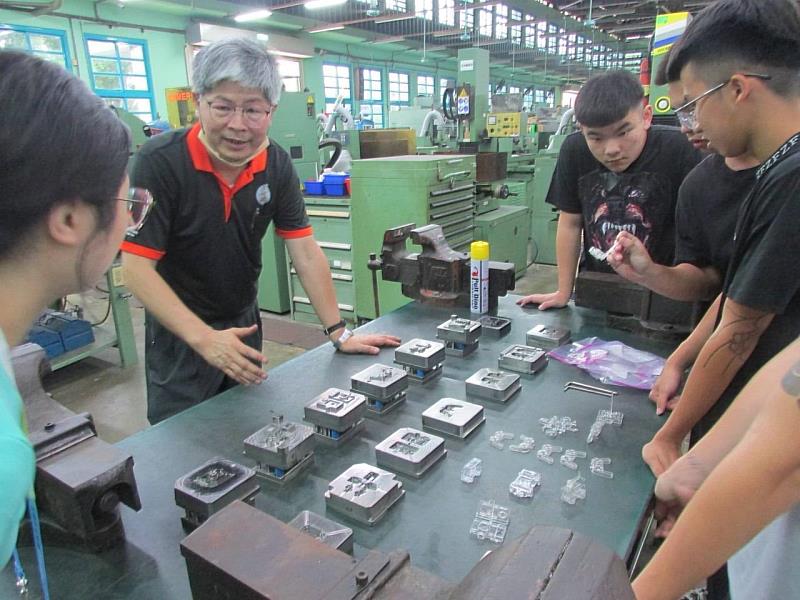 青年在訓練師帶領下動手體驗不同職類技術應用，激發學習動機。