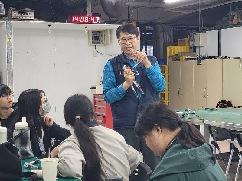 首場體驗活動「冷凍空調銲接銅管」的課程中有5位女性青年參加，成為現場「嬌」點。