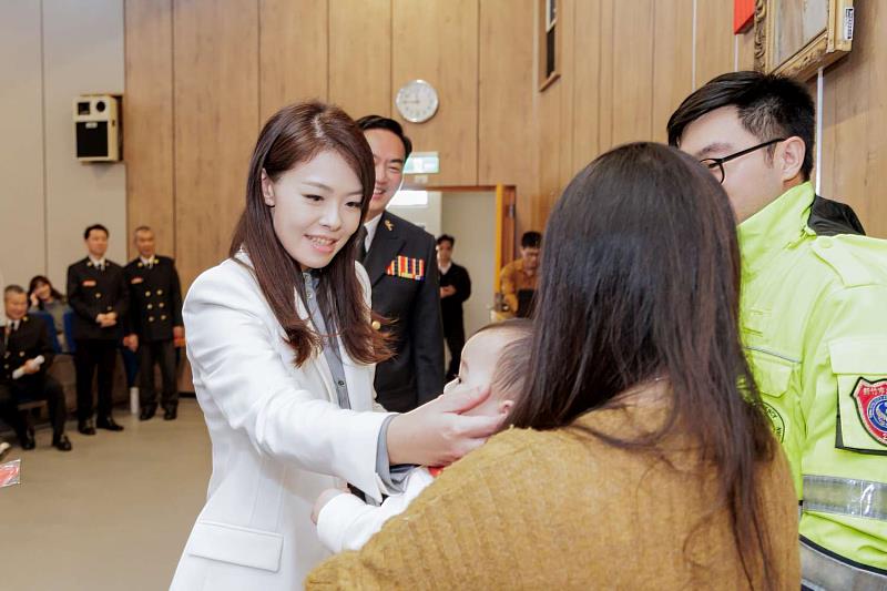 獲表揚消防員鄭功沛去年6月剛升格成為新手爸爸，昨日親屬也特別到場。