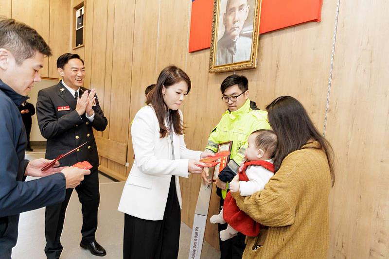 獲表揚消防員鄭功沛去年6月剛升格成為新手爸爸，昨日親屬也特別到場。