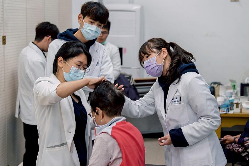 國際志工中醫醫療服務隊醫師義診。