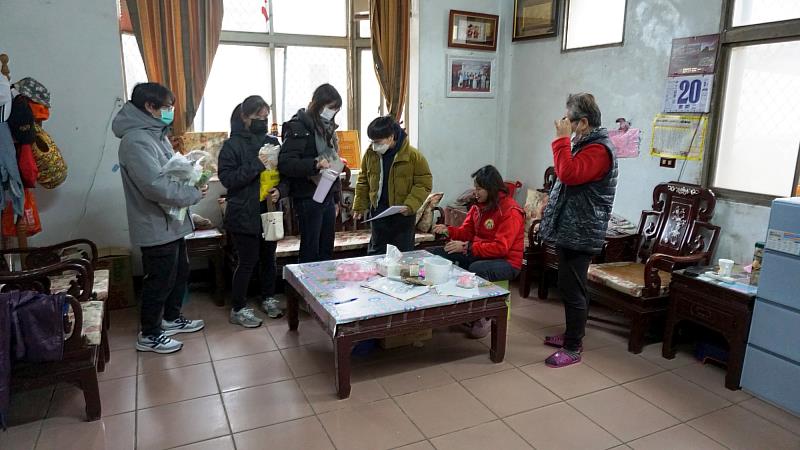 服務志工同學做家庭訪視。