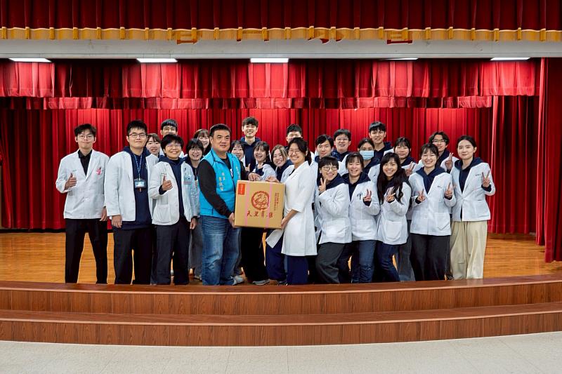 金城鎮長李誠智與服務隊志工合影。