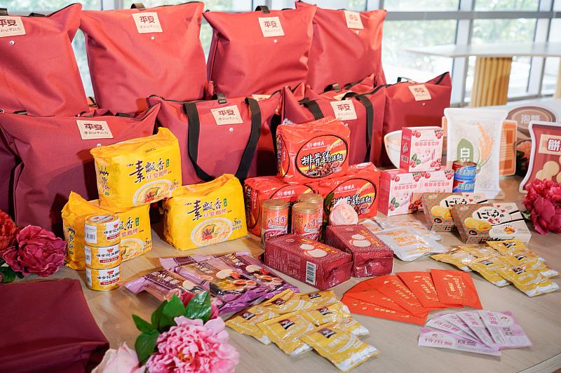 新北市政府準備2千份「春節平安袋」，提供有急難需求、無力負擔餐食的民眾就近至各派出所（分駐所）領取。