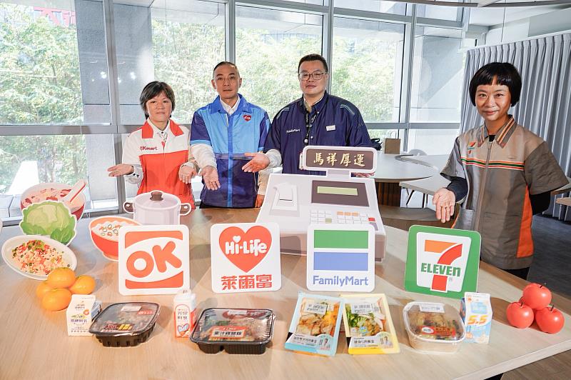 新北市「幸福保衛站」服務全年無休，針對18歲以下兒少，若因家庭突發變故或緊急狀況有餐食需求，可就近至全市2,293間四大超商門市登記取餐。