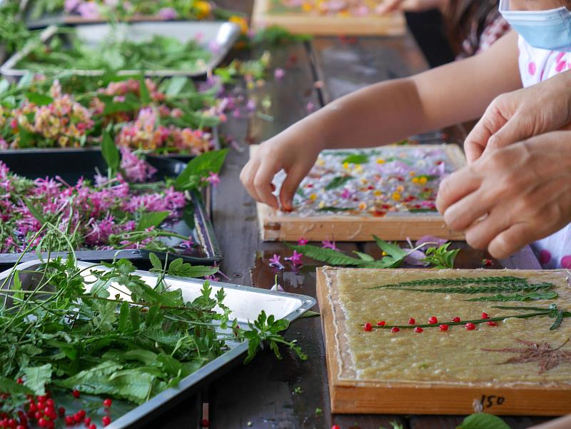 金獅紙寮竹藝工坊－手撈紙體驗。