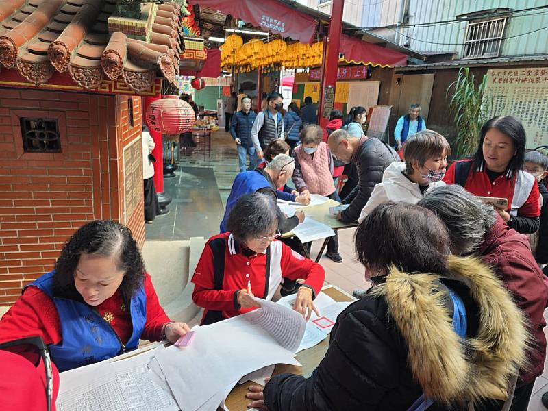 物資發放與關懷互動。