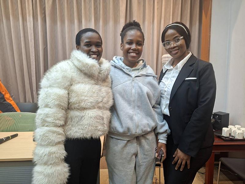 南華大學國際生史瓦帝尼籍藍安淇（左）受邀出席「全球國際交流合作・共榮共融」國際交流記者會，並與友校同鄉史瓦帝尼籍學生合影。