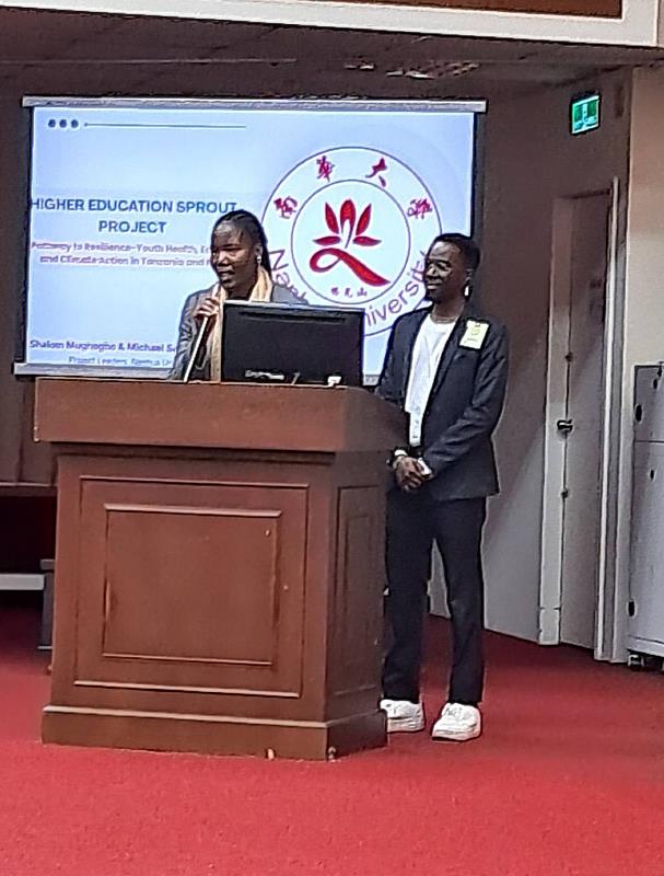 南華大學國際生受邀出席「全球國際交流合作・共榮共融」活動，分享返鄉實踐永續行動。馬拉威籍沐語彤（左）、坦尚尼亞籍麥可（右）。