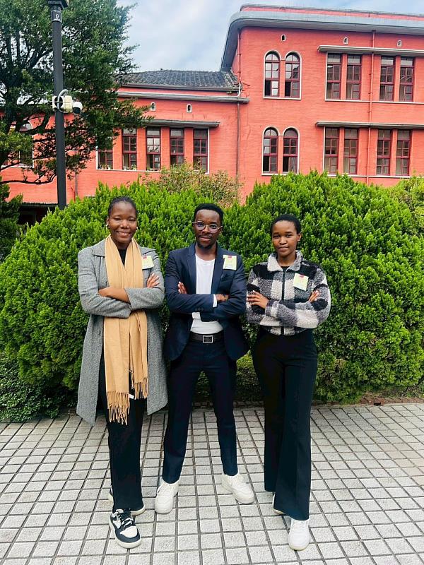 南華大學國際生受邀出席「全球國際交流合作・共榮共融」活動，分享返鄉實踐永續行動。左起馬拉威籍沐語彤、坦尚尼亞籍麥可、史瓦帝尼籍藍安淇。