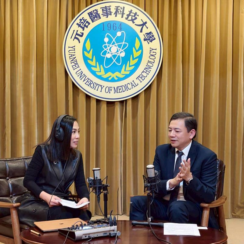 元培推出podcast節目,王綮慷校長(右)為第1集來賓接受主持人訪問。