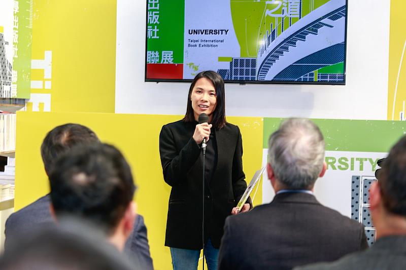 宋慧筠館長進行短講與分享新書。（照片由國立臺灣海洋大學媒體公關暨出版中心提供）