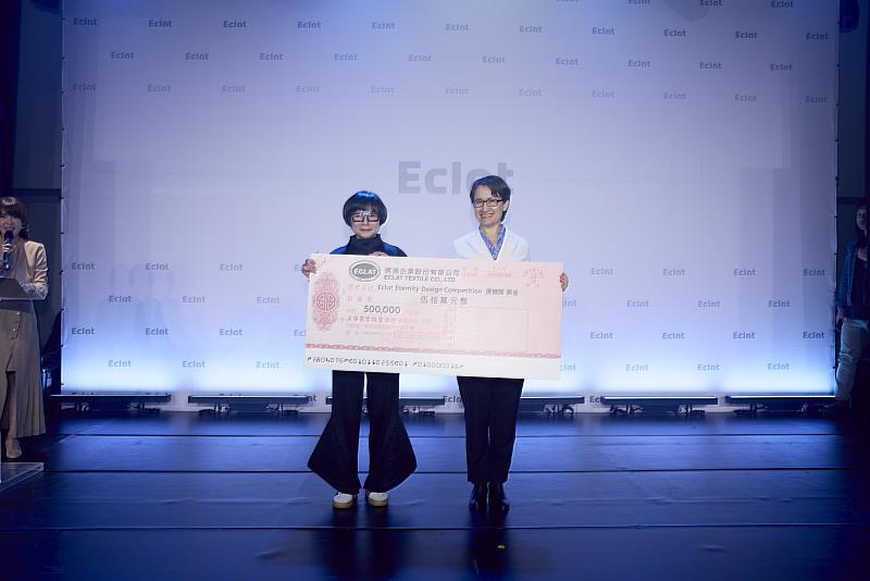 實踐大學高雄校區榮獲2026儒鴻服裝設計大賽團體首獎，抱回50萬元獎金，並由副總統蕭美琴親自頒獎。