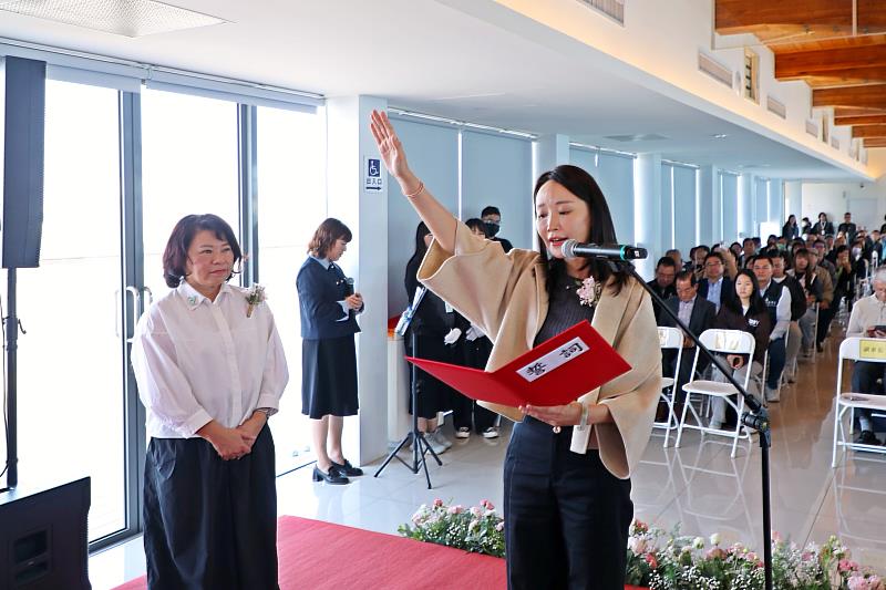 嘉義市立美術館新任館長潘青林宣誓就職。