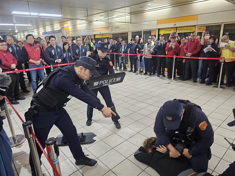 因應農曆春節假期將至，新北市政府規劃辦理多場春節前公共場所實兵演練。