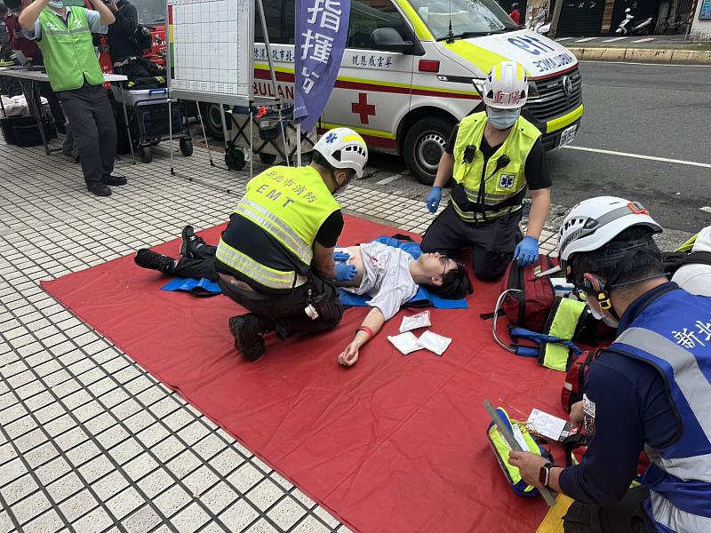 本次演練完整呈現雙北市既有的聯防機制和資訊共享平台，確保在傷患人數持續增加之混亂環境中，能精準執行傷患處置及跨縣市醫療資源調度，我們將會在既有的基北北桃合作基礎下，持續精進各項防災工作，不論遇到什麼樣的災害，都立即整合各單位資源全力以，為雙北市民的生命財產做最完善的把關，共同打造穩固的城市安全網。