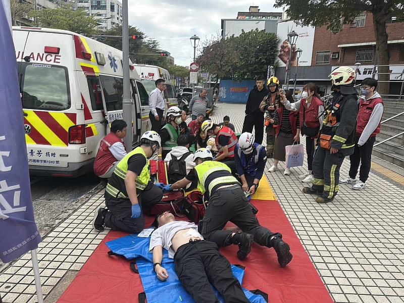 今（5）日下午1時30分與臺北市政府共同辦理「多名歹徒跨縣市多車站進行危安攻擊」實兵演練，採雙北跨域合作模式在捷運三重國小站和大橋頭站辦理，藉此驗證雙北市於緊急事故應變、運輸安全防護、橫向溝通聯繫及大量傷患救援等聯防機制之完整性。