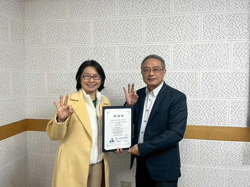 台灣尤努斯基金會董事長蔡慧玲（左）頒贈廣播專訪感謝狀予台灣創意文化學會理事長朱騏（右）。