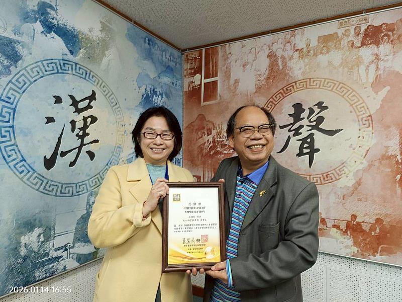 台灣尤努斯基金會董事長暨群景國際商務法律事務所所長蔡慧玲（左）與大人物知識管理集團創辦人范揚松（右）教授合影。