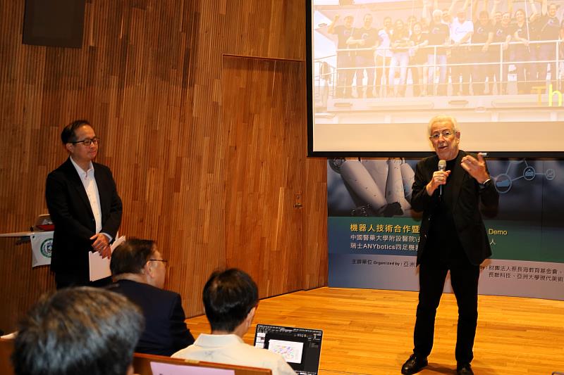史丹佛大學機器人研究中心主任Oussama Khatib指出，人機協作的核心，在於讓人類的經驗與判斷能延伸至深海、災害現場等高風險環境。圖左為亞大副校長黃俊杰。