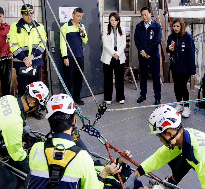 高虹安市長視察改建後戶外訓練平台救助技能示範演練。