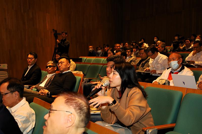 亞大5日舉辦「未來生活人形機器人與主權人工智慧國際研討會」，現場反應熱烈。