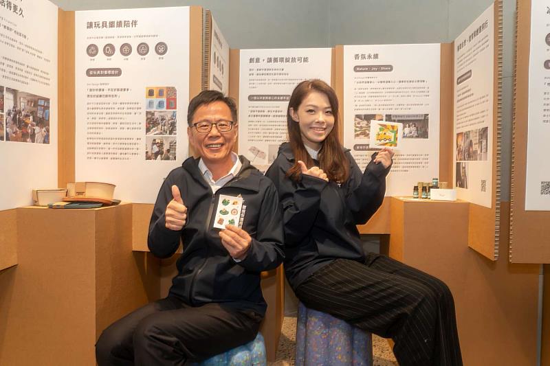 市長高虹安參觀「資源第二人生永續展」，並體驗使用無人回收站。