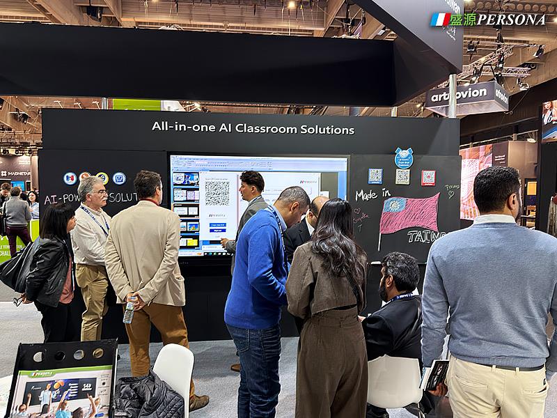 盛源智慧黑板解決方案吸引眾多國際貴賓駐足。互動黑板上親手繪製的台灣國旗，不僅象徵來自台灣的創新實力，更吸引許多買家在交流之際紛紛合影。