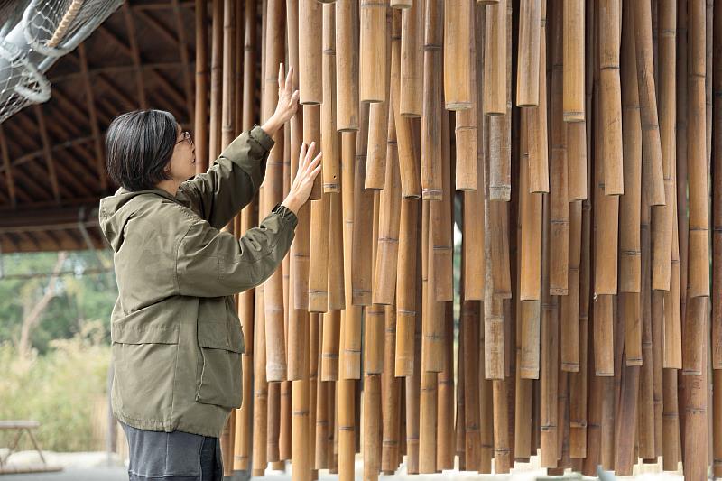 巨型竹風鈴錯落懸掛，彷彿能聽見竹林裡的浪潮聲。