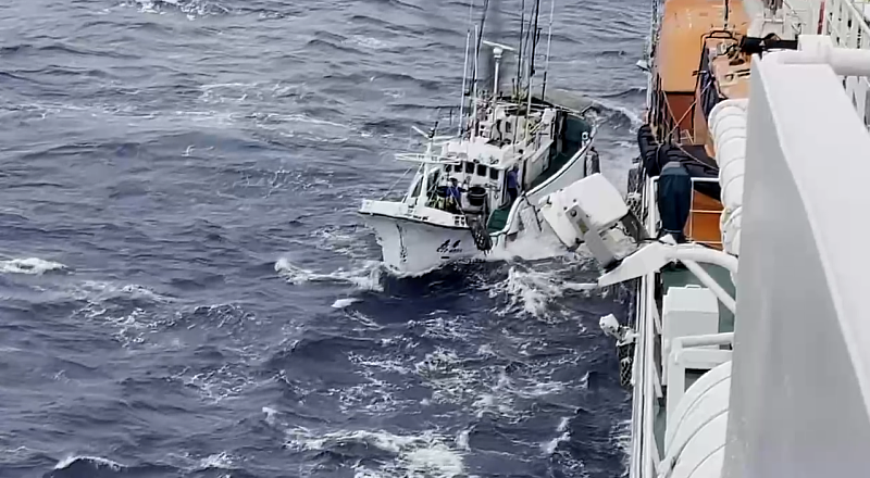 「嘉」船駛近雲林艦準備接駁傷患。