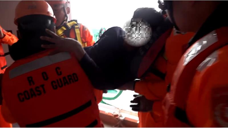 海巡同仁合力搬運傷患至雲林艦。