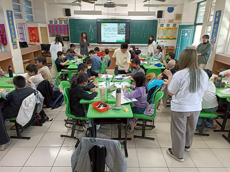 同學們以自製「彈射器」練習彈射。