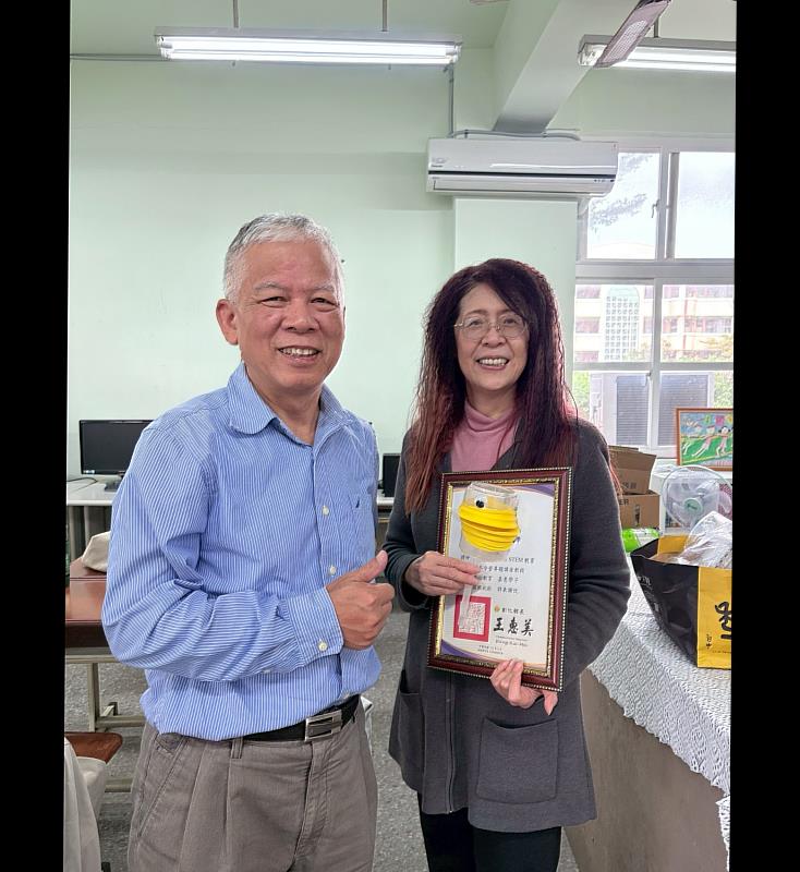 主持人彰師大洪連輝老師與楊悠娟老師合影。