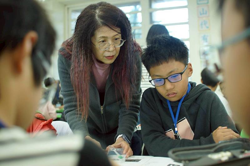 同學與楊老師討論。