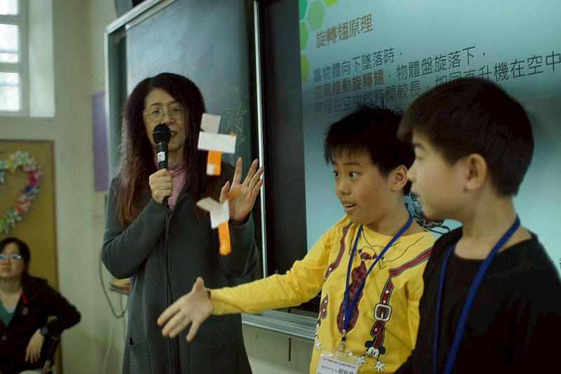 同學分享「旋轉翅」作品改良心得。