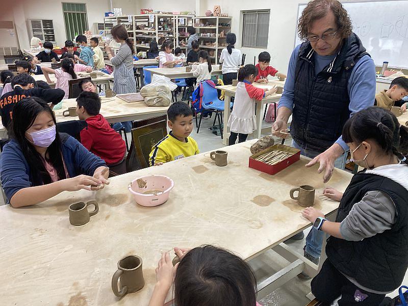 在元培專業陶藝教師張樹文引導下，國小學童從觸摸陶土的質地開始，發揮想像體驗創作。