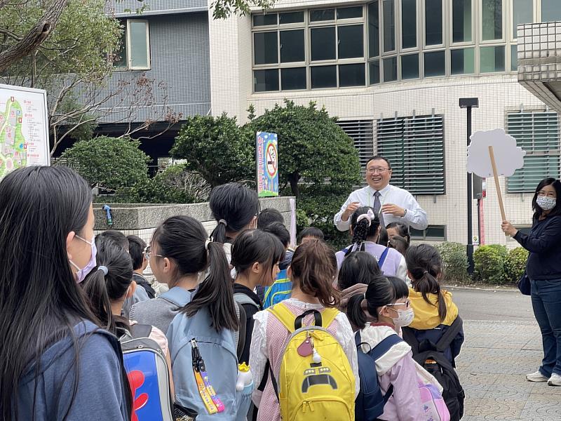 元培的寒假校園湧入近70位國小學童體驗陶藝創作。