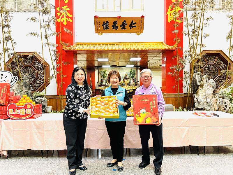 台農發公司贈椪柑 祝福機構住民大吉大利